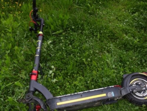 Opitá vodička zrazila tri deti, tie sa viezli na jednej kolobežke