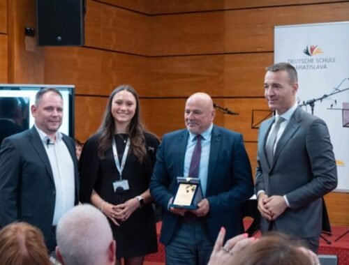 V Bratislave otvorili novú verejnú hvezdáreň, účastníkom otvorenia bol aj minister školstva Drucker