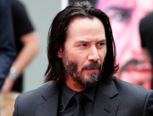 Keanu Reeves si upravil fúzy a po dlhých vlasoch niet ani stopy. Ešte mladší po metamorfóze?