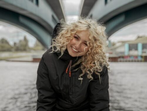 Žltá blond je minulosťou. Naučte sa prirodzené spôsoby, ako si udržať zlatú blond