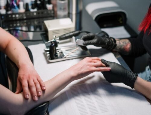 Vyberte si kvety v novom vzhľade. Žiadne sedmokrásky ani ruže. Corsage nails okamžite ponúkajú celú kyticu