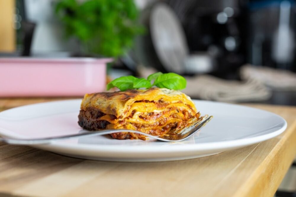 Na zemiaky nasypem jarnú zelenú zmes a zabalím ich do syrovej deky. Lepší nákyp ako lasagne