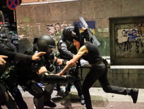 Gruzínska polícia zatkla viac ako 60 ľudí, ktorí protestovali proti zákonu o zahraničnom vplyve (foto)