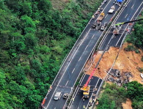 V Číne sa sa zrútila časť diaľnice, incident neprežilo najmenej 24 ľudí