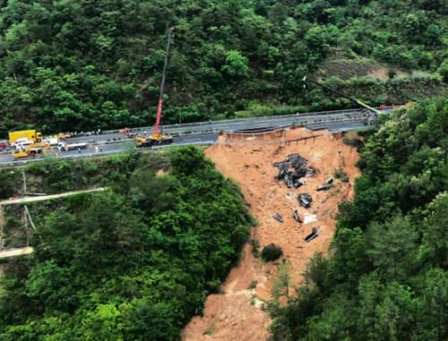 Počet obetí sa po zrútení diaľnice v Číne zvýšil, po kolapse cesty našli 23 vozidiel