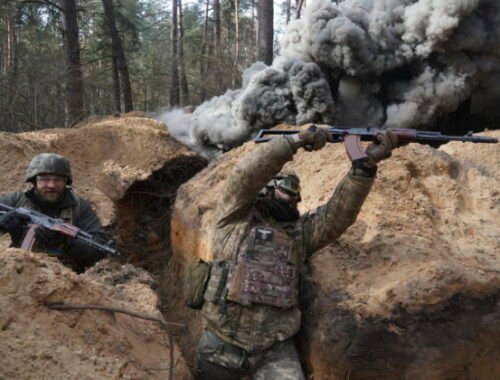Rusi prišli o ďalších vyše tisíc vojakov, armáda stratila aj 20 delostreleckých systémov