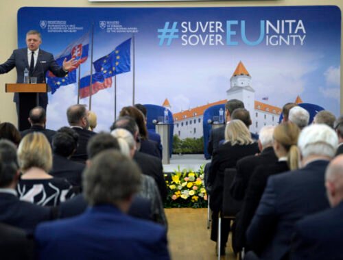 Fico považuje naše členstvo v EÚ za nenahraditeľné, ale pri zahraničnej politike pôjde vláda do konfrontácie na európskej úrovni