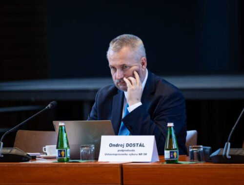 Ficova vláda sa správa ako proruský agent, Dostál kritizuje poskytnutie dočasnej ochrany pre Arťoma Marčevského (video)