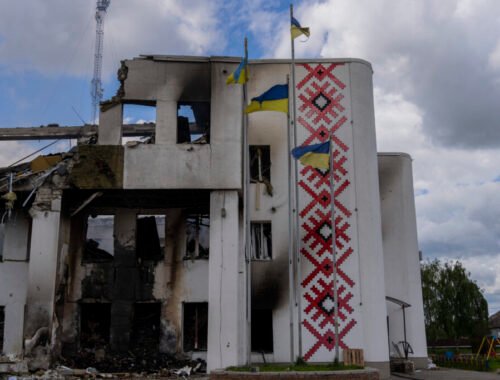 Rusi zaútočili riadenými bombami na ukrajinské mesto Derhači, šesť detí skončilo v nemocnici