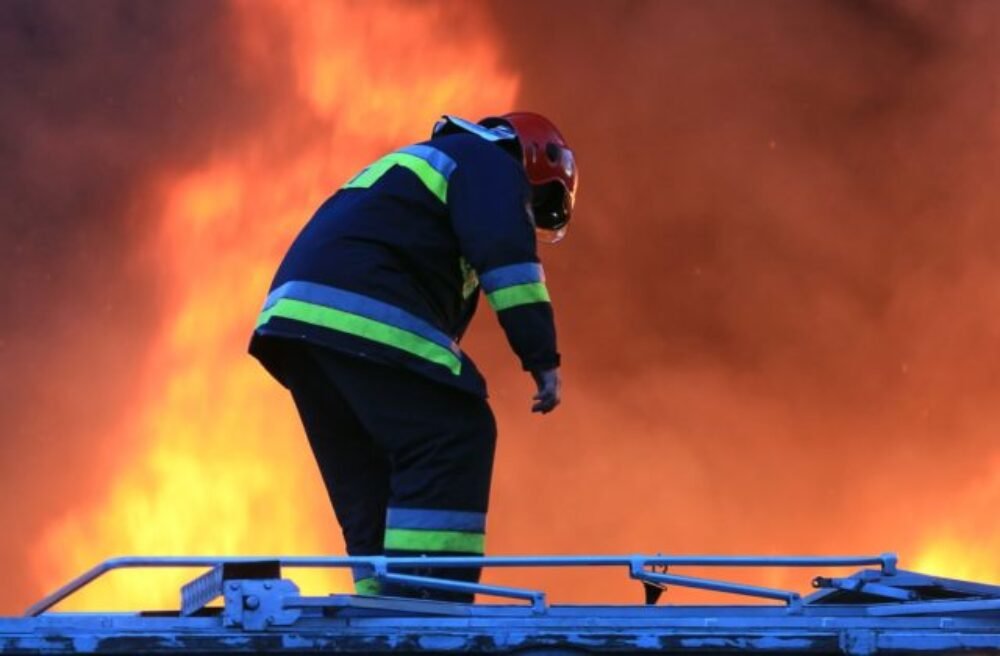 V bytovke v Cinobani vybuchla plynová bomba, na mieste zasahujú záchranári, hasiči aj polícia
