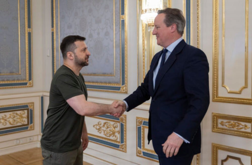 Zelenskyj pri stretnutí s Cameronom apeloval na potrebu čo najskorších dodávok vojenskej pomoci Ukrajine (foto)