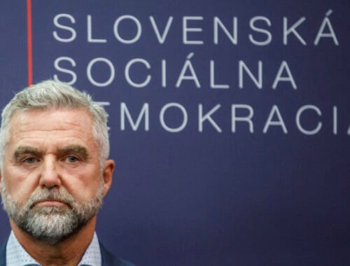 Gašpar sa v parlamente tajne stretol s ruským veľvyslancom Bratčikovom. Predtým tvrdil, že také stretnutie oznámi