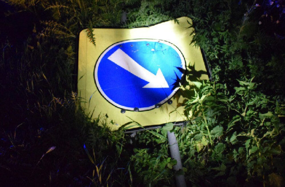 Opitý vodič v Špačinciach „zrušil“ dopravné značky a potom skončil mimo cesty, polícia ho okamžite zadržala (foto)