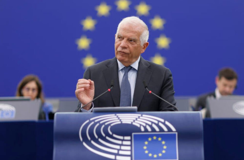 Borrell podporuje myšlienku obstarania zbraní pre Kyjev z ukrajinského obranného priemyslu