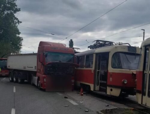 V Bratislave sa zrazila električka s kamiónom, na hlavnom ťahu sa tvoria kolóny (foto)
