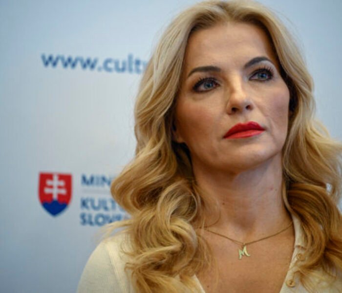 Ministerstvo kultúry už nechce kúpiť auto pre Šimkovičovú a vyzýva Šutaja Eštoka, aby ho zabezpečil