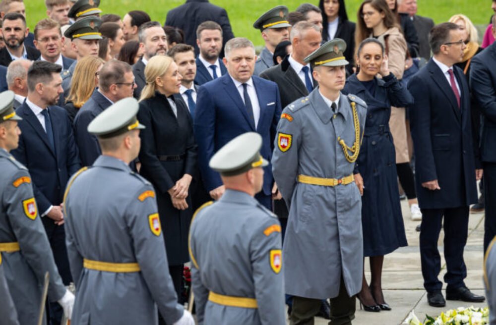 Fico si na Slavíne pripomenul Deň víťazstva nad fašizmom. Hovoril aj o silnom pute so Sovietskym zväzom (foto)