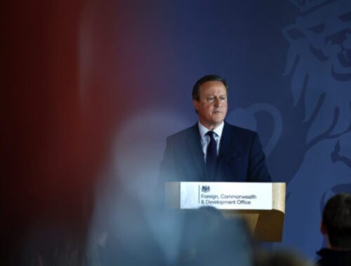 Veľká Británia musí mať odvahu konať, podľa Camerona príliš veľa ľudí prijíma istý druh obranného prikrčenia