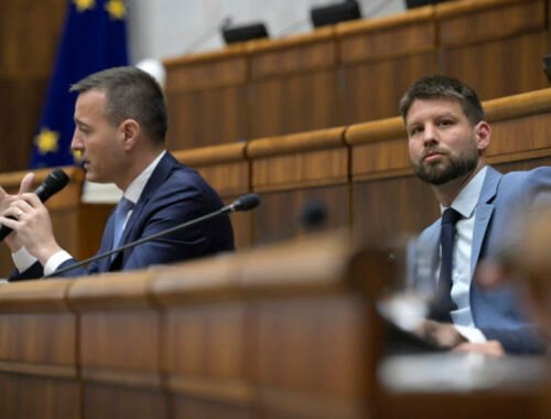 Poslanci si Deň Európy uctili vypočutím slovenskej hymny a hymny Európskej únie, návrh podal predseda PS Šimečka