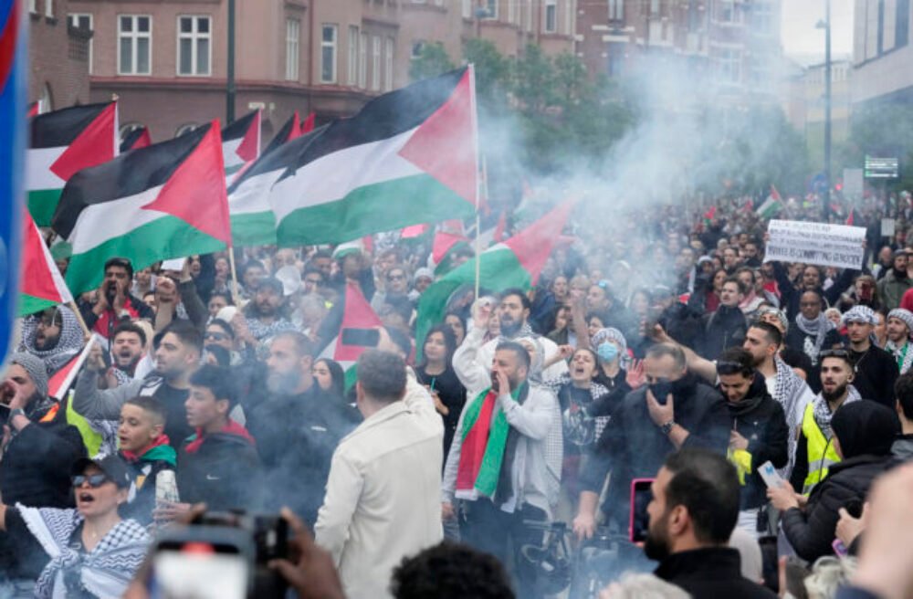 Tisícky propalestínskych demonštrantov protestovali proti účasti Izraela v Eurovízii, pokračovať plánujú aj počas finále súťaže