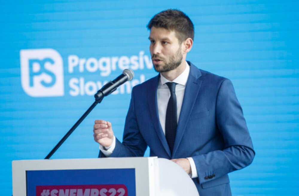 Fico žiada ministerstvá o zoznamy dotácií poskytnutých mimovládkam. Šimečka sa pýta, či v kopírovaní Muska zájde aj ďalej – FOTO