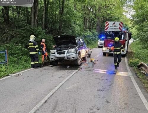 Mladý motorkár dostal šmyk a narazil do auta, zraneniam na mieste podľahol (foto)