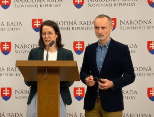 Vláda poskytuje útočisko členovi proruskej platformy, podľa progresívcov unáša Slovensko na východ (video)