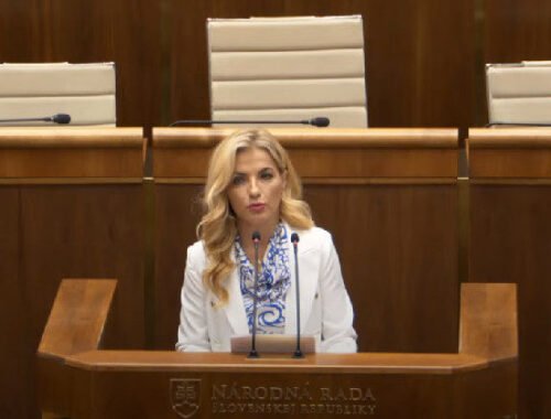 Šimkovičová: Kultúra politikov v prejavoch na námestiach, médiách aj v parlamente sa prepadla do najhlbšej žumpy (video)
