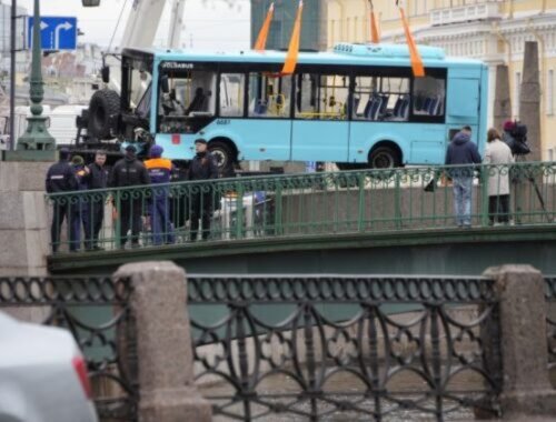 V Petrohrade sa z mosta do rieky zrútil autobus, pri nehode zomreli najmenej traja ľudia (video)