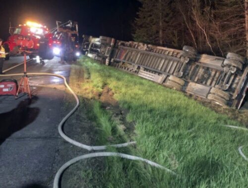 Kamión prevážajúci milióny včiel sa prevrátil v americkom štáte Maine, na pomoc privolali miestneho včelára