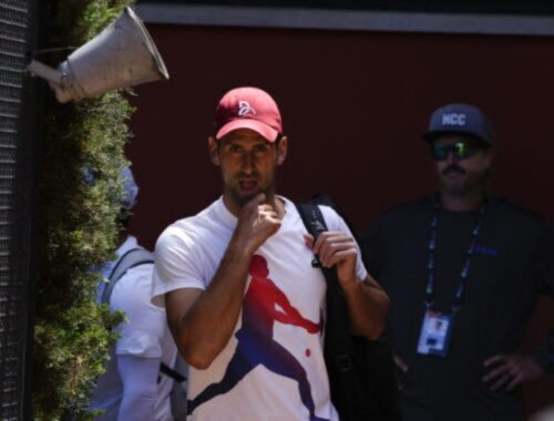 Novak Djokovič dostal fľašou po hlave od fanúšika, na druhý deň už nosil v Ríme prilbu (video)