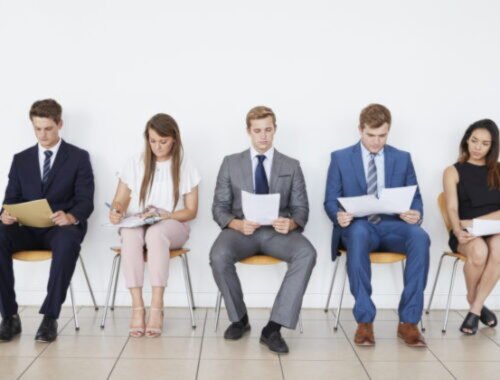 Tlaky na trh práce na Slovensku neustávajú, zamestnanosť klesá