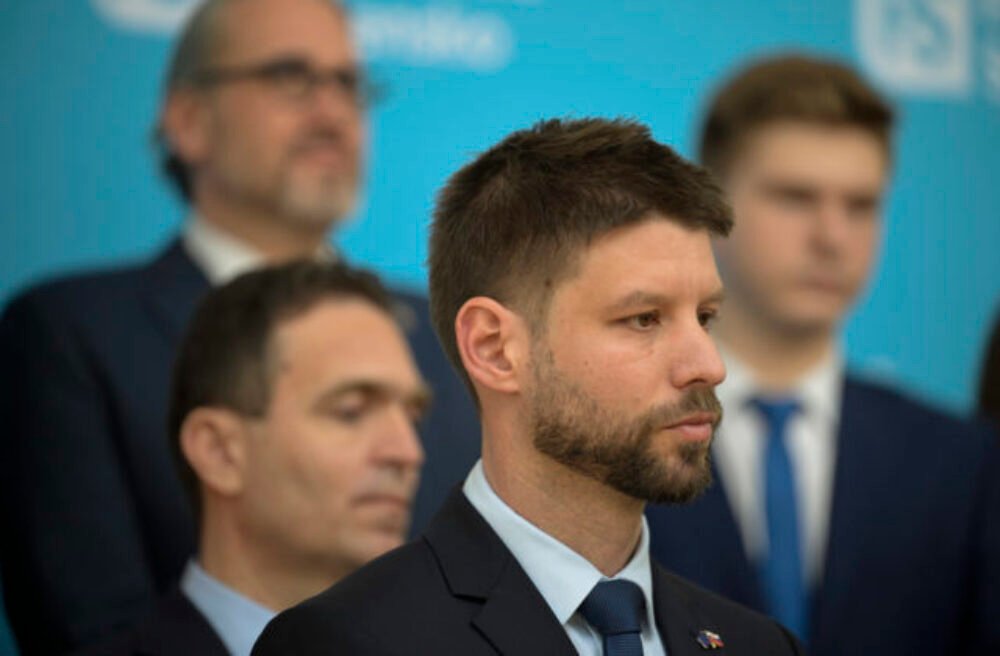 Pellegrini sa podpísal pod „Ficovu drahotu“, konsolidačný balíček podľa progresívcov poškodí ľudí a šetriť sa ide aj na ich zdraví