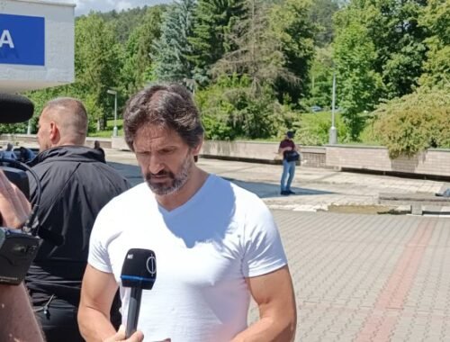 Premiér Fico je pri vedomí a jeho stav je stabilizovaný, podľa Kaliňáka ho nebudú prevážať do Bratislavy (video+foto)