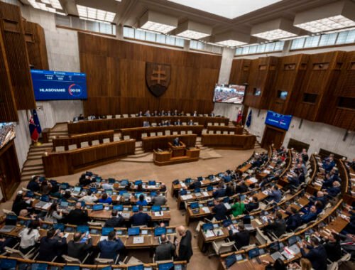 Parlament bol zvolaný po prvý raz od atentátu na premiéra Fica, ľudia podľa Žigu politikov pozorne sledujú (naživo)