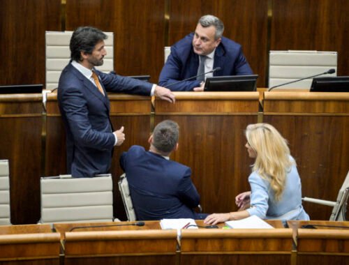 Poslanci parlamentu otvorili rokovací deň diskusiou o vládnom návrhu zákona o Slovenskej televízii a rozhlase