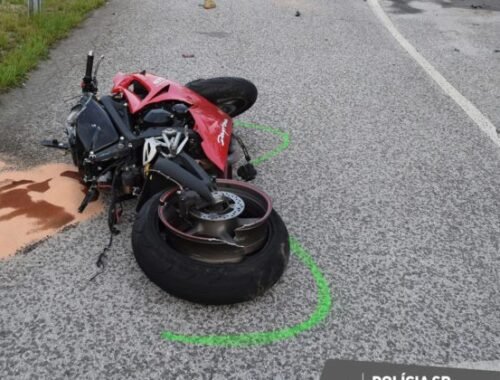 Pri Brezolupoch sa zrazil autobus s motorkárom. Napriek zásahu všetkých záchranných zložiek motocyklista zrážku neprežil (foto)