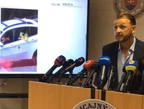 Pred domom Pellegriniho prešlo BMW s dieťaťom v kukle a zbraňou v ruke, minister Šutaj Eštok ukázal video