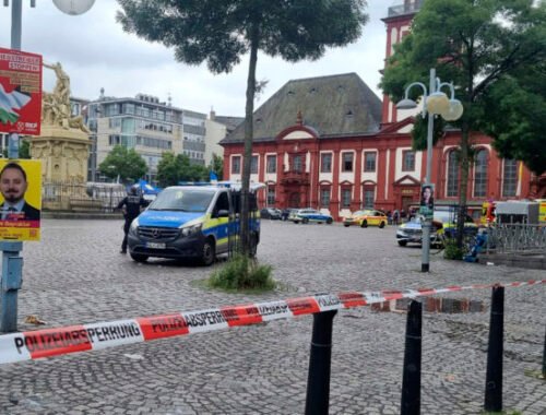 Útočník s nožom napadol niekoľko ľudí v nemeckom meste, medzi zranenými je aj policajt (video)