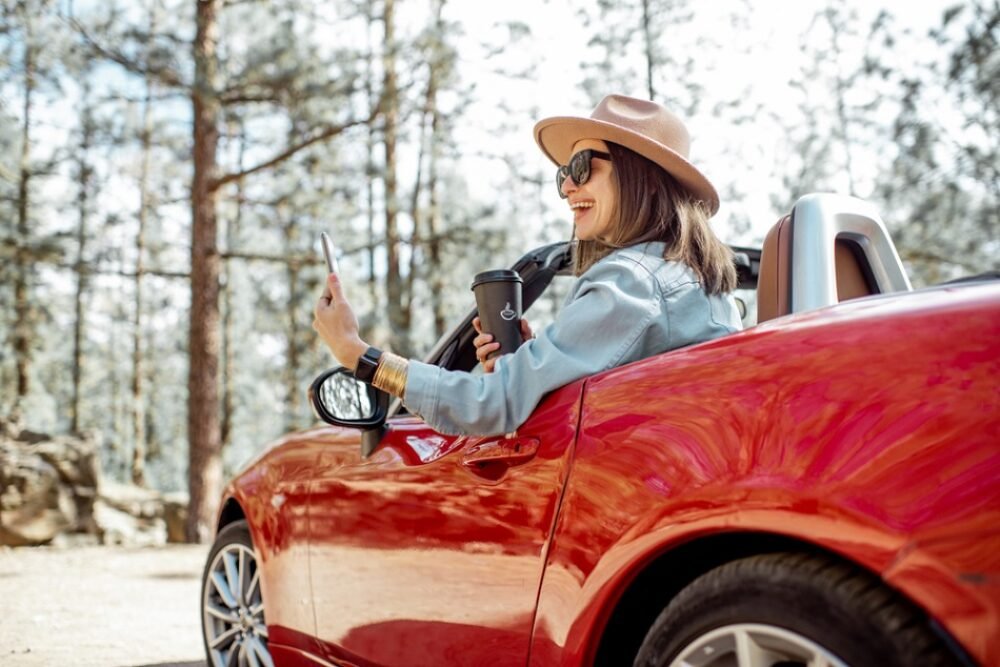 Auto v sne – symbol slobody, kontroly alebo strachu?