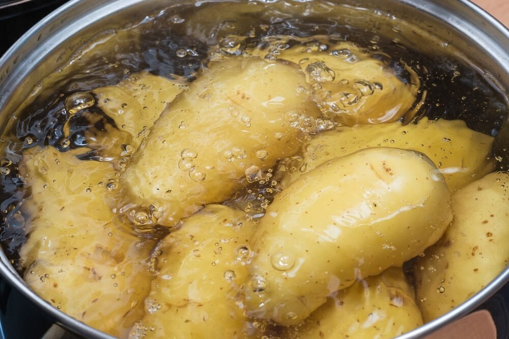 Prestaňte vylievať vodu zo zemiakov! Nenápadná prísada, ktorá pristane v dreze, dokáže zázraky
