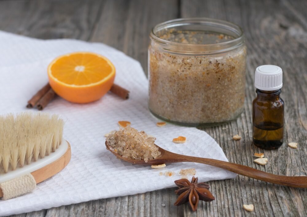 Peeling pokožky hlavy pomáha čistiť a regenerovať jej stav. Ako často by sa mal používať?