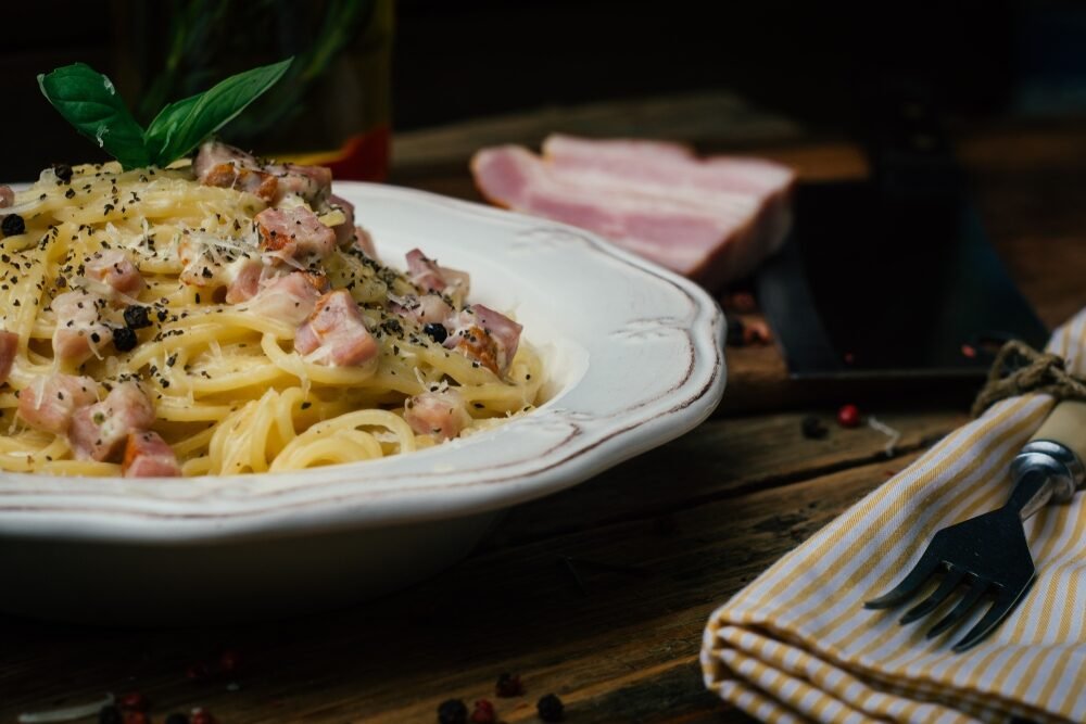 Klasické carbonara som sa naučila na dovolenke v Ríme. Ako hovorievala „Nonna“, päť ingrediencií a „basta“