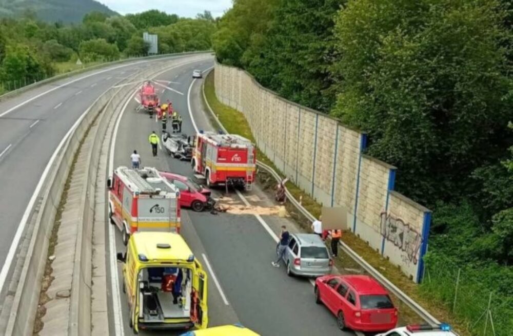 Na diaľnici D1 sa stala vážna nehoda, jednu zo zranených osôb viezol do nemocnice vrtuľník