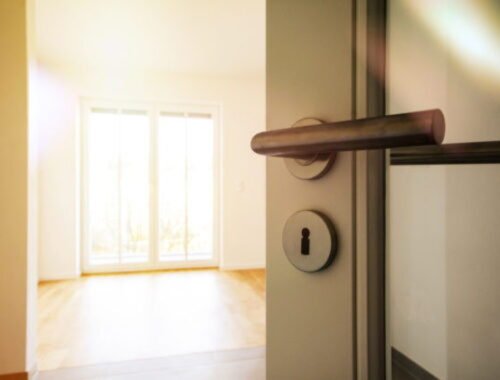 Mladí dospelí ľudia na Slovensku odchádzajú bývať od rodičov pomerne neskoro. Aké sú možné príčiny?