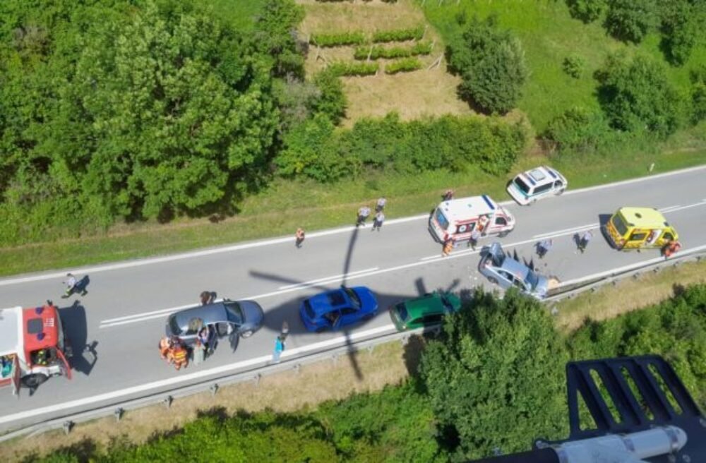 V okrese Rožňava sa stala dopravná nehoda viacerých áut, zasahovať museli dva záchranárske vrtuľníky