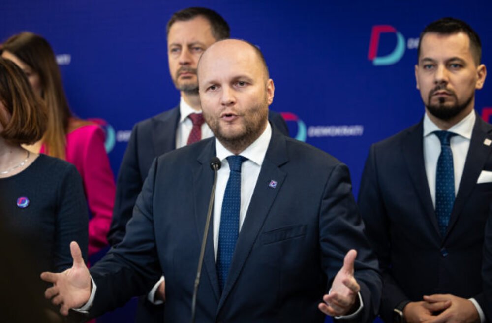 Koho policajná inšpekcia kryje? Pýta sa Naď a tvrdí, že video atentátnika na Fica natočil ochrankár – VIDEO