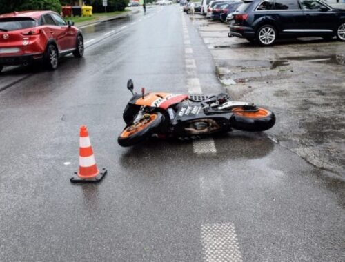 Motorkár dostal v Šali šmyk a spadol pod protiidúce auto, 44-ročný muž nehodu neprežil (foto)