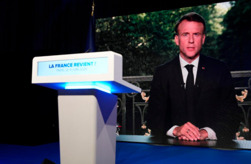 Eurovoľby vo Francúzsku vyhralo krajne pravicové Národné združenie, Macron ohlásil predčasné parlamentné voľby
