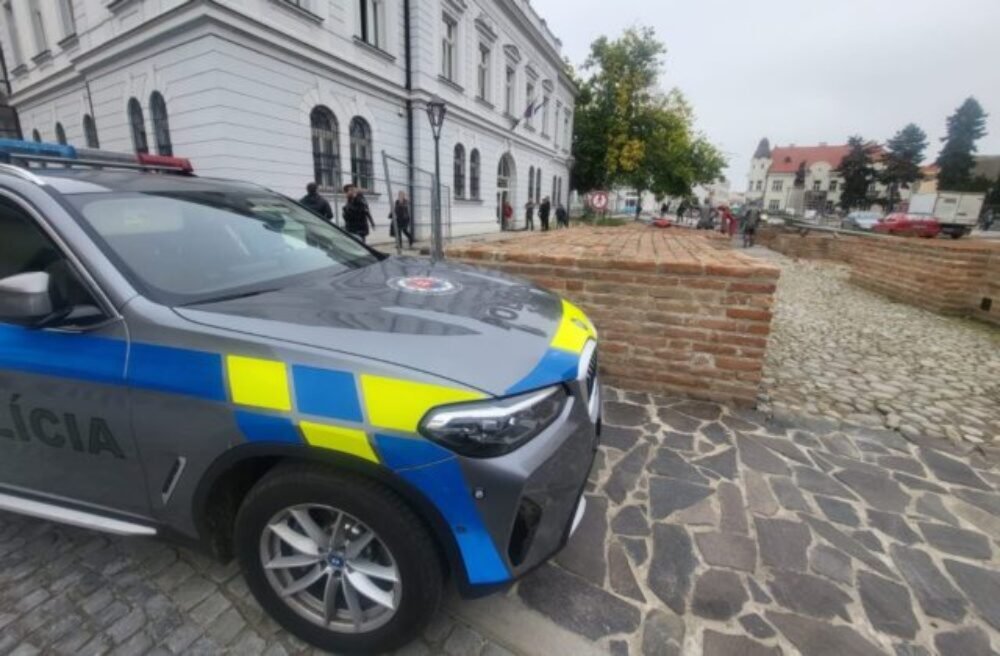 Slovenské súdy znova prehľadáva polícia, na linku 112 oznámil anonym bombový útok